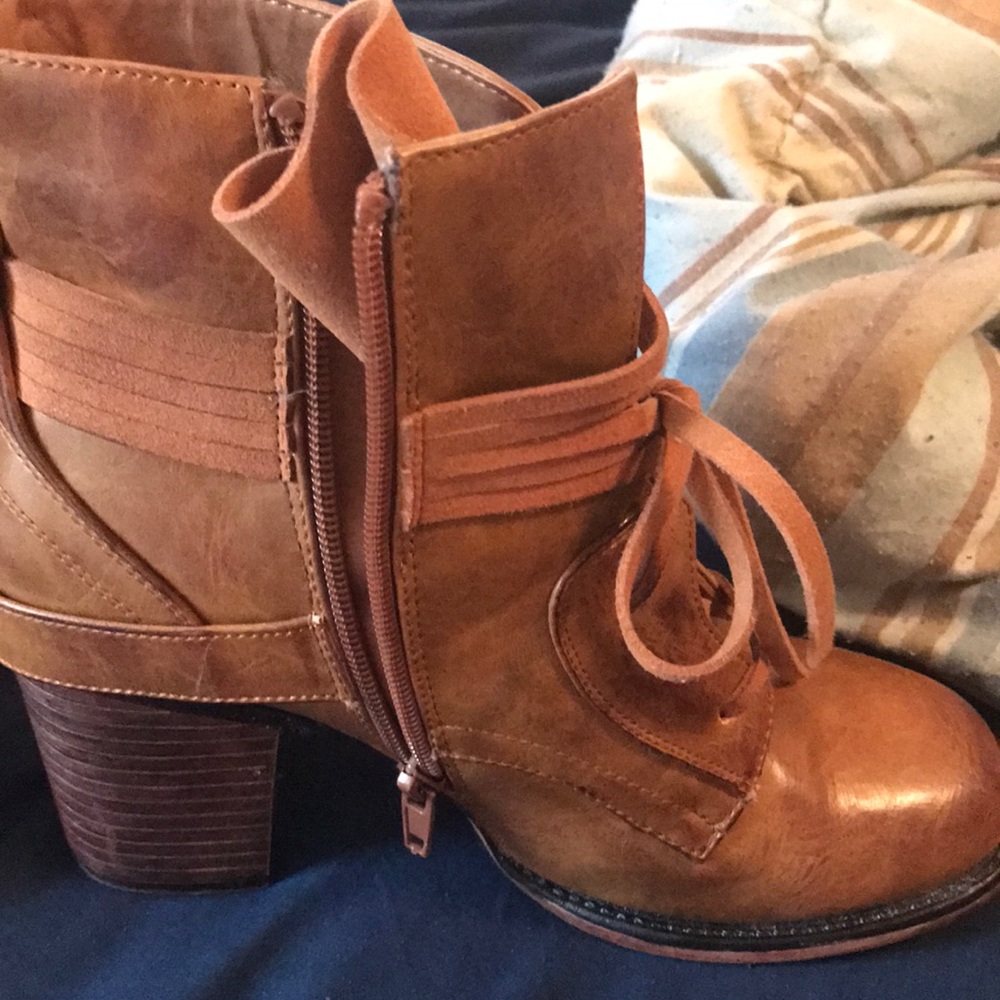 Ankle boots with zip up side